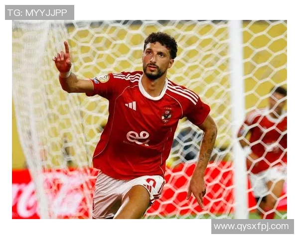 带发袋足球明星的传奇人生与赛场背后的故事揭秘